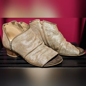 Unity in Diversity Sage Block Heel in pearly  cream, EU size 38 (US 7.5 - 8)